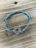 Bracelet fleur avec cordon bleu