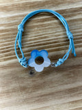 Bracelet fleur avec cordon bleu