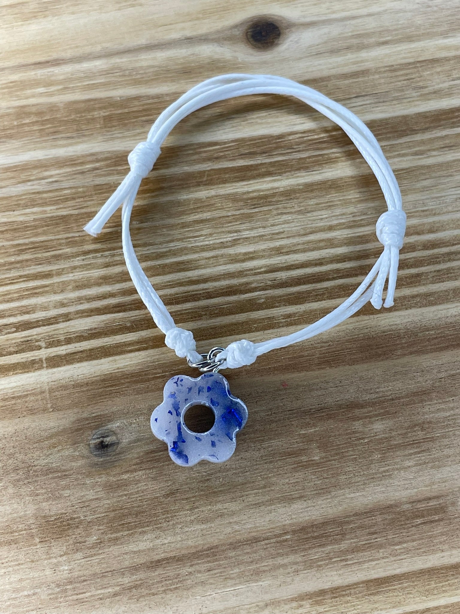 Bracelet petite fleur avec cordon blanc