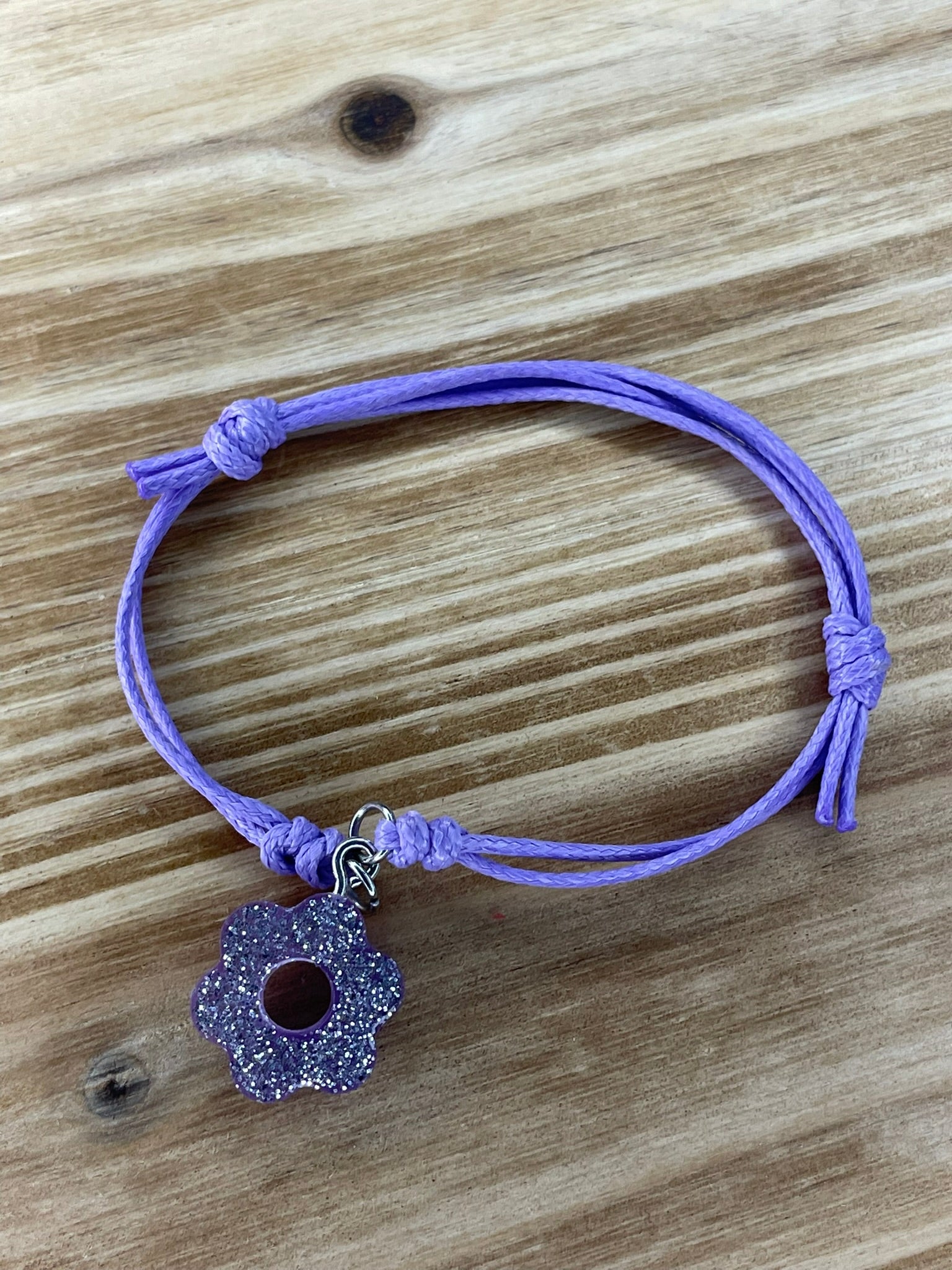 Bracelet petite fleur avec cordon violet