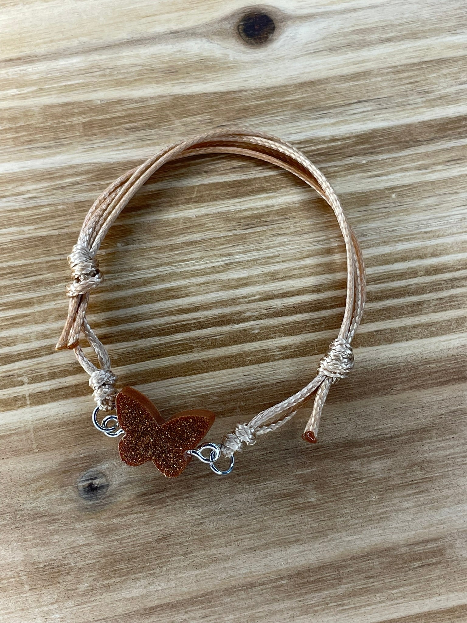 Bracelet papillon avec cordon beige